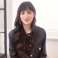 Gaya rambut dengan poni diprediksi akan banyak terlihat sepanjang sisa tahun ini. Seperti Dakota Johnson yang memilih gaya forehead-grazing bang untuk menyempurnakan penampilannya secara instan. Foto: Instagram @marktownsend1.