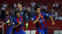 Bomber Barcelona, Luis Suarez (kanan) melakukan selebrasi usai mencetak gol ke gawang Sevilla, pada Leg 1 perebutan trofi Piala Super Spanyol 2016, di Stadion Ramon Sanchez Pizjuan, Senin (15/8/2016) dini hari WIB. Barcelona unggul 2-0.  (Reuters/Jon Nazc