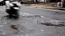 Beberapa di antaranya terdapat lubang yang cukup dalam. (Magang/Liputan6.com/Muhammad Rizal)