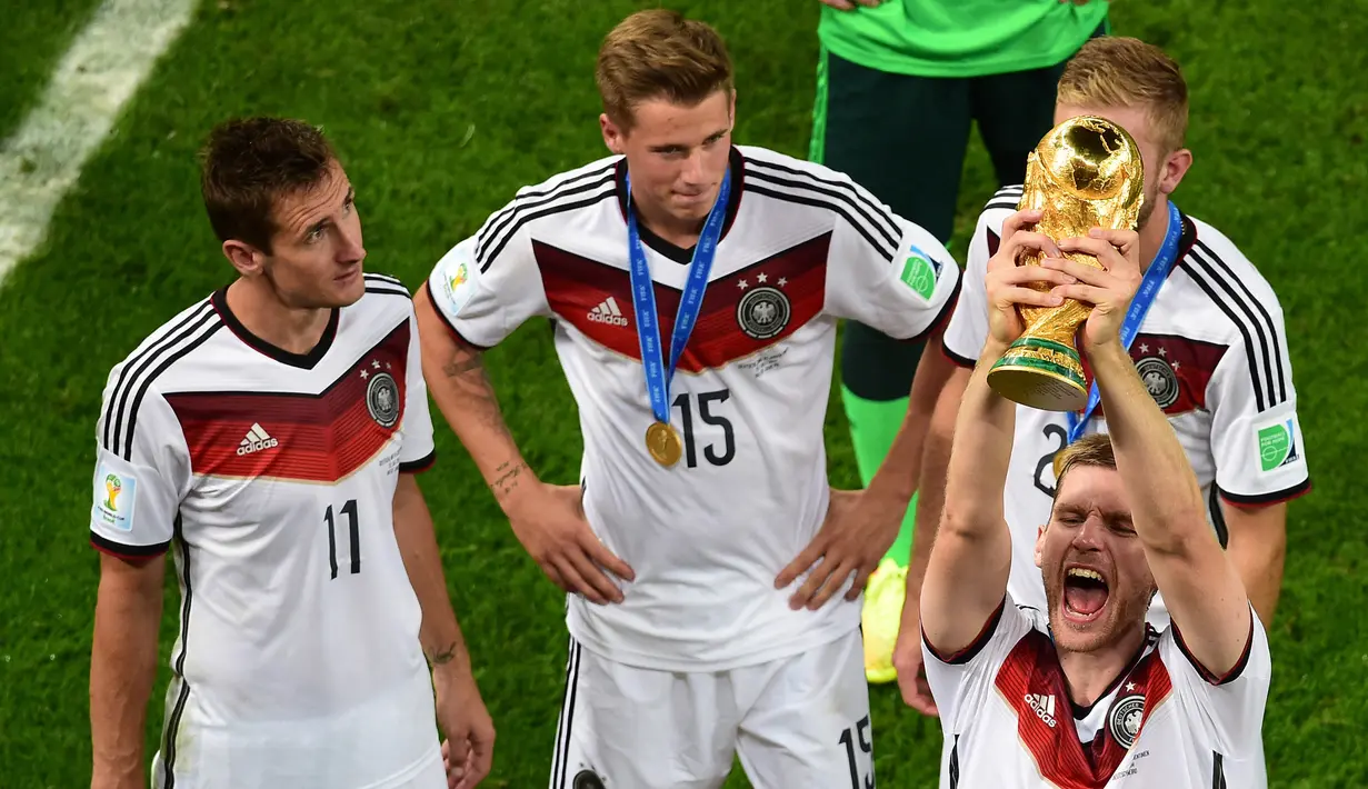 Per Mertesacker. Eks bek tengah Jerman yang pensiun bersama Arsenal pada Juli 2018 usai memperkuat The Gunners sejak awal musim 2011/2012 ini menjadi bagian dalam skuad Tim Panser saat meraih gelar juara Piala Dunia 2014 usai mengalahkan Argentina 1-0 lewat perpanjangan waktu di partai final. Dalam laga final tersebut ia hanya bermain satu menit, di mana ia mulai tersingkirkan oleh Mats Hummels sejak babak perempatfinal. (AFP/Pool/Francois Xavier Marit)