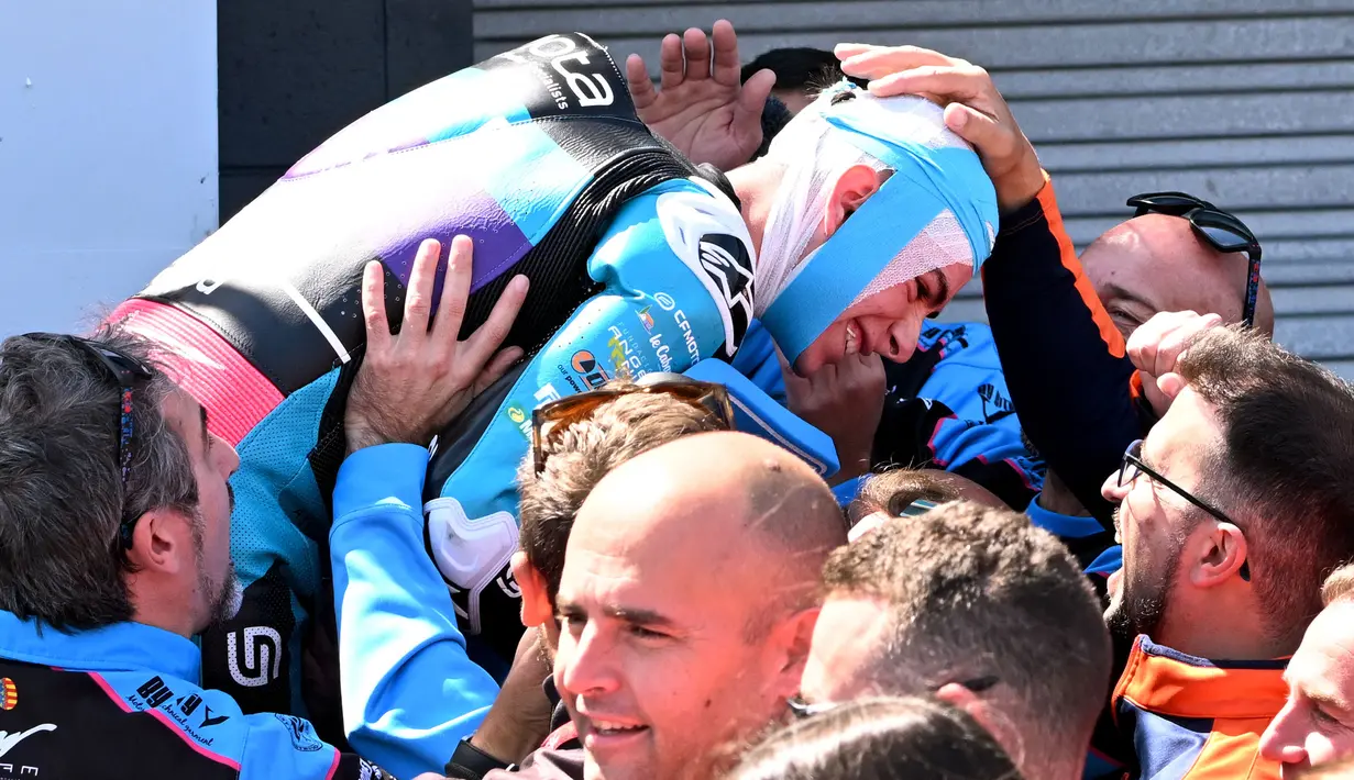 Pembalap CFMOTO Aspar Team, David Alonso merayakan kemenangan dengan timnya saat balapan Moto3 GP Australia 2024 di Philip Island, Australia, Minggu (20/10/2024). (AFP/William West)