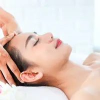 Seorang perempuan sedang melakukan perawatan pijat kepala (Foto Dok: Freepik/jcomp).