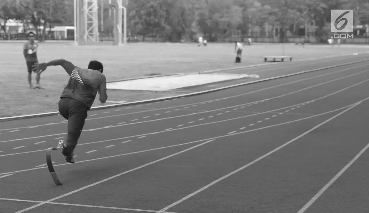 Salah satu atlet para-atletik bersiap berlatih di kawasan Stadion Madya, Jakarta. Ratusan atlet terlihat terus berlatih meski waktu lomba tinggal hitungan jam. Latihan mereka untuk memberikan yang terbaik bagi negaranya di ajang Asian Para Games 2018.