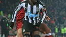 Gelandang Newcastle United, Christian Atsu membawa bola dari kawalan gelandang Liverpool, Emre Can selama pertandingan Liga Premier Inggris di Anfield di Liverpool, Inggris pada 3 Maret 2018. Sampaik berita ini diturunkan, Jumlah korban gempa di negara itu mencapai 2.316 jiwa meninggal dunia dan 13.293 luka-luka. (AFP/Lindsey Parnaby)