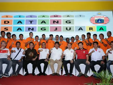 Dewan Pembina Persija Komjen Pol Syafruddin (kelima kiri duduk) bersama Dirut Persija Jakarta, Gede Widiade berfoto bersama tim Persija saat ramah tamah syukuran gelar juara Piala Presiden 2018 di Jakarta, Senin (19/2). (Liputan6.com/Helmi Fithriansyah)