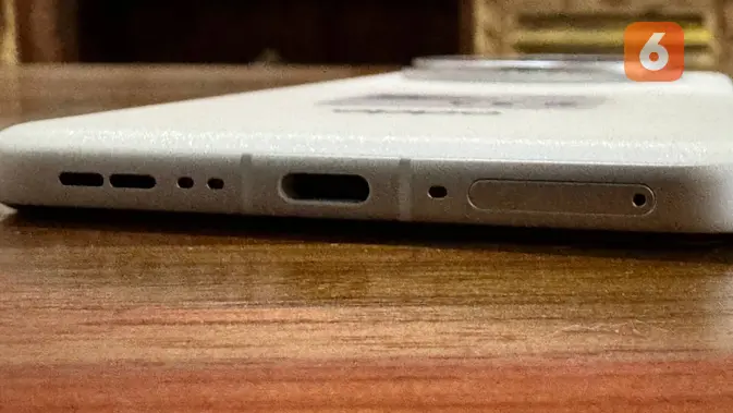 <p>Port USB Type-C, speaker, dan slot SIM card terletak di bagian bawah HP Find X8 Pro ini. (Liputan6.com/ Yuslianson)</p>
