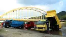 Sejumlah orang mencuci truk dengan memanfaatkan aliran sungai Bone di kompleks Jembatan Talumolo II, Kelurahan Talumolo, Gorontalo, Senin (19/11). Tempat itu menjadi kawasan pencucian kendaraan bermotor yang gratis.  (Liputan6.com/Arfandi Ibrahim)