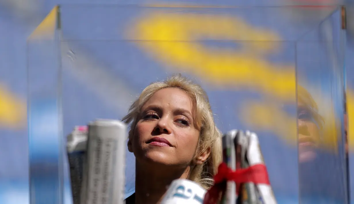 Penyanyi Kolombia, Shakira saat menghadiri acara amal bersama Barcelona FC di Stadion Camp Nou, Barcelona di Spanyol, Selasa (28/3). Duta UNICEF itu akan membangun sekolah bekerja sama dengan klub Barcelona dan Yayasan La Caixa.(AP Photo/Manu Fernandez)