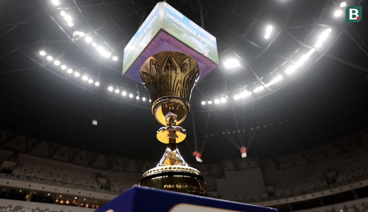 Trofi Piala Dunia Basket atau sering disebut Naismith Trophy saat dipajang pada peresmian Indonesia Arena pada Senin (07/08/2023) di Senayan, Jakarta. (Bola.com/Bagaskara Lazuardi)