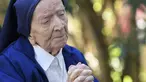 Lucile Randon atau Suster Andre, warga negara Prancis dan orang tertua di Eropa, berdoa di atas kursi roda, pada malam ulang tahunnya yang ke-117 di Toulon, Rabu (10/2/2021). Suster Andre dinyatakan sembuh dari COVID-19 setelah dinyatakan positif pada 16 Januari lalu. (NICOLAS TUCAT/AFP)