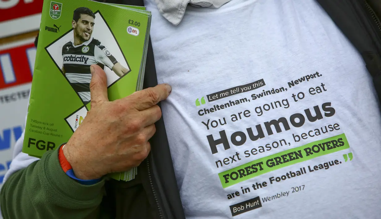 Suporter Forest Green Rovers bersiap menyaksikan laga Piala Liga melawan MK Dons di Stadion New Lawn, Nailsworth, Selasa (8/8/2017). FGB merupakan klub sepak bola yang mengedepankan hidup sehat dan ramah lingkungan. (AFP/Geoff Caddick)