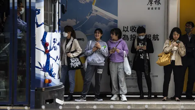 Potret Warga Hong Kong yang Kini Boleh Lepas Masker