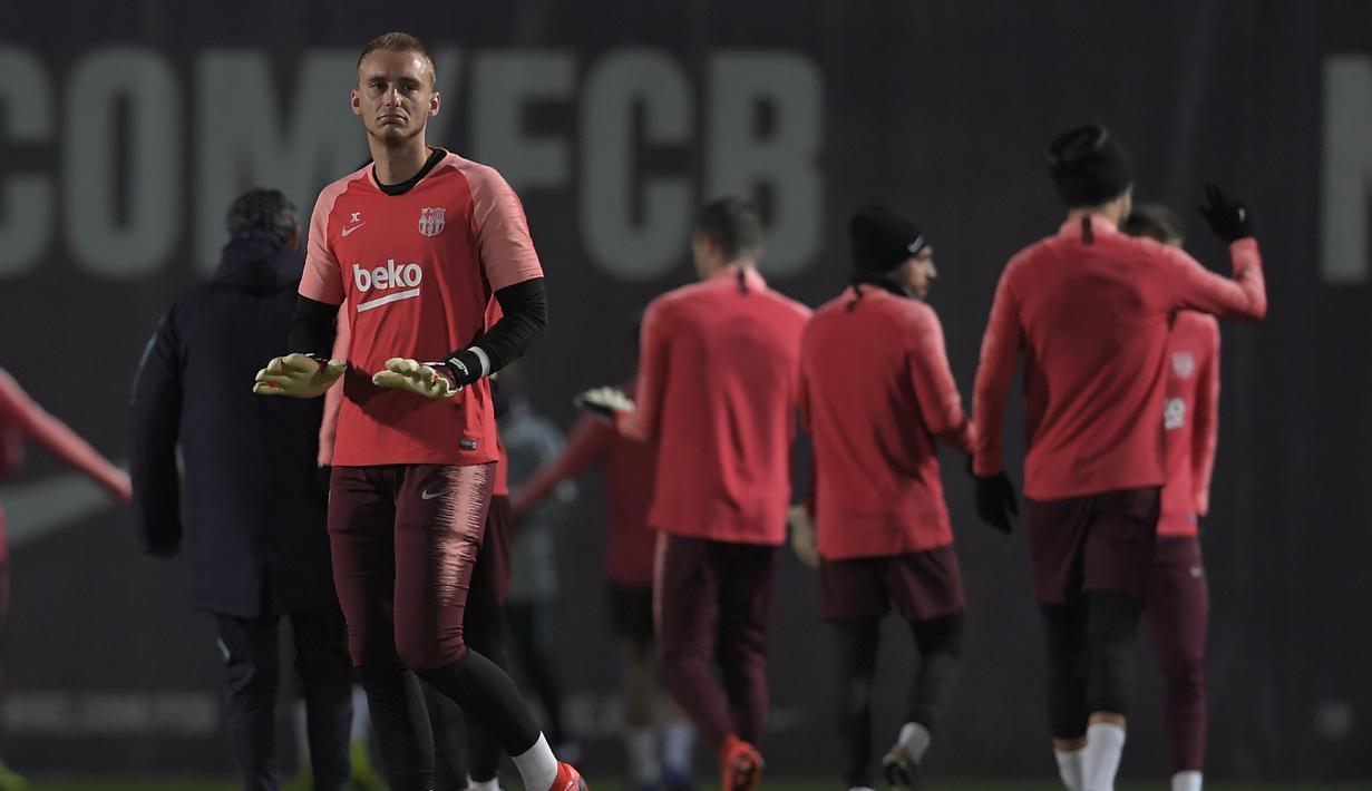 Ekspresi Casper Cillesen saat latihan jelang laga lanjutan grup B Liga Champions yang berlangsung di stadion Camp Nou, Spanyol, Rabu (12/12). El Barca akan ditantang Tottenham Hotspur yang membutuhkan kemenangan. (AFP/Lluis Gene)