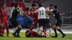 Pemain Timnas Indonesia, Hokky Caraka (kiri) bersitegang dengan pemain Timnas Fiji, Pawan Pratap Singh pada laga International Friendly Match U-20 di Stadion Utama Gelora Bung Karno (SUGBK), Jakarta, Jumat (17/02/2023). (Bola.com/Bagaskara Lazuardi)