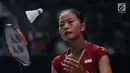 Tunggal putri Indonesia, Fitriani saat melawan Kirsty Gilmour (Skotlandia) pada babak pertama Indonesia Masters 2018 di Istora Senayan, Jakarta, Rabu (24/1). Fitriani unggul 20-22, 21-15, 21-16. (Liputan6.com/Helmi Fithriansyah)