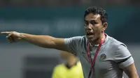 Pelatih Timnas Indonesia, Bima Sakti, memberikan instruksi saat melawan Myanmar pada laga persahabatan di Stadion Wibawa Mukti, Jawa Barat, Rabu (10/10). Indonesia menang 3-0 atas Myanmar(Bola.com/Vitalis Yogi Trisna)