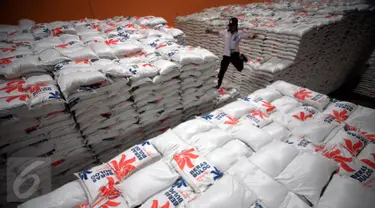 Petugas mengecek stok beras di Gudang Bulog DIY di Kalasan,Sleman, (27/1). Saat ini Bulog DIY memiliki stok beras rastra sekitar 19.000 ton. (Boy Harjanto)
