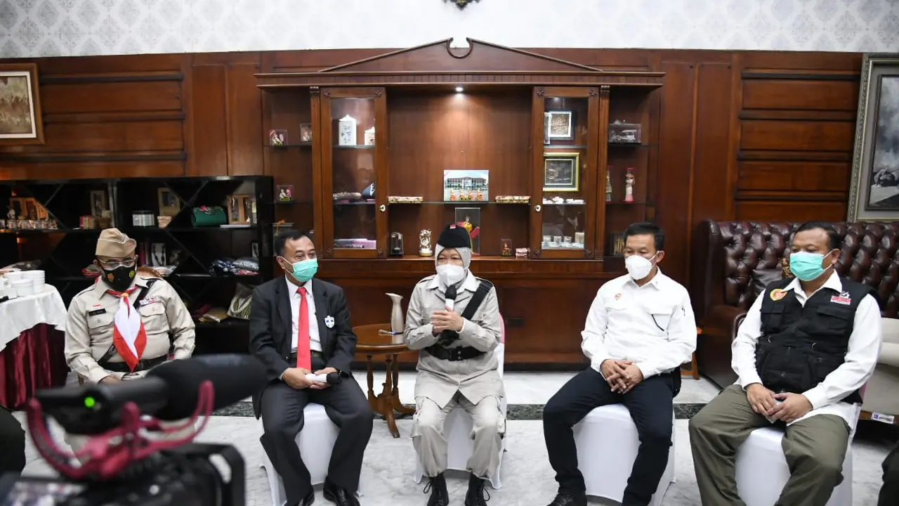 Wali Kota Surabaya Tri Rismaharini memberi penghargaa kepada  kepada Medical Intelijen Badan Intelijen Negara (BIN) di Hari Pahlawan yang jatuh pada hari ini, 10 November 2020.