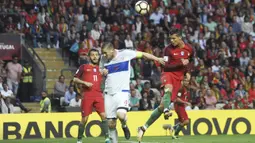 Sundulan Cristiano Ronaldo melewati jangkauan pemain Kepulauan Faroe, Atli Gregersen pada laga Grup B Kualifikasi Piala Dunia 2018 di Bessa Stadium, Porto, (31/8/2017). Portugal menang 5-1. (AP/Paulo Duarte)