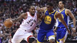 Pebasket Toronto Raptors, Kawhi Leonard, berusaha melewati pebasket Golden State Warriors, Kevon Looney, pada laga Final NBA di Scotiabank Arena, Toronto, Kamis (30/5). Raptors menang 118-109 atas Warriors. (AP/Frank Gunn)