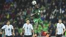 Gelandang Nigeria, John Ogu, menyundul bola saat melawan Argentina pada laga persahabatan di Stadion FK Krasnodar, Rabu (15/11/2017). Argentina kalah 2-4 dari Nigeria. (AP/Sergey Pivovarov)