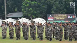 Peserta Kemah Pemuda Indonesia saat mengikuti apel di Cibubur, Jakarta, Jumat (27/10). Menyambut peringatan Sumpah Pemuda, acara dibuka dengan apel 1.000 Pemuda Indonesia, dan dilanjutkan dengan Kirab Satu Negeri. (Liputan6.com/Ipung)