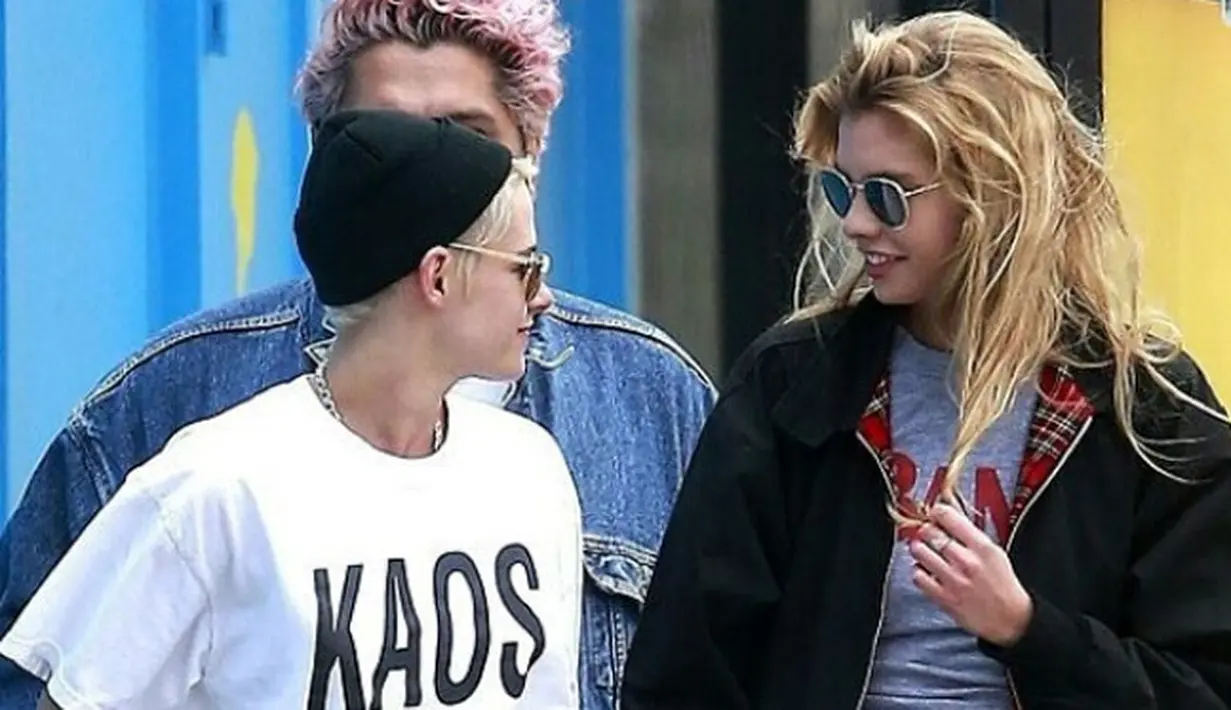 Kristen Stewart dan Stella Maxwell tampak malu-malu menjalin hubungan spesial. Enggan menyiarkannya pada publik, namaun keduanya sering terlihat bersama. Seperti yang belum lama ini mereka lakukan. (Instagram/persian_krisbians)