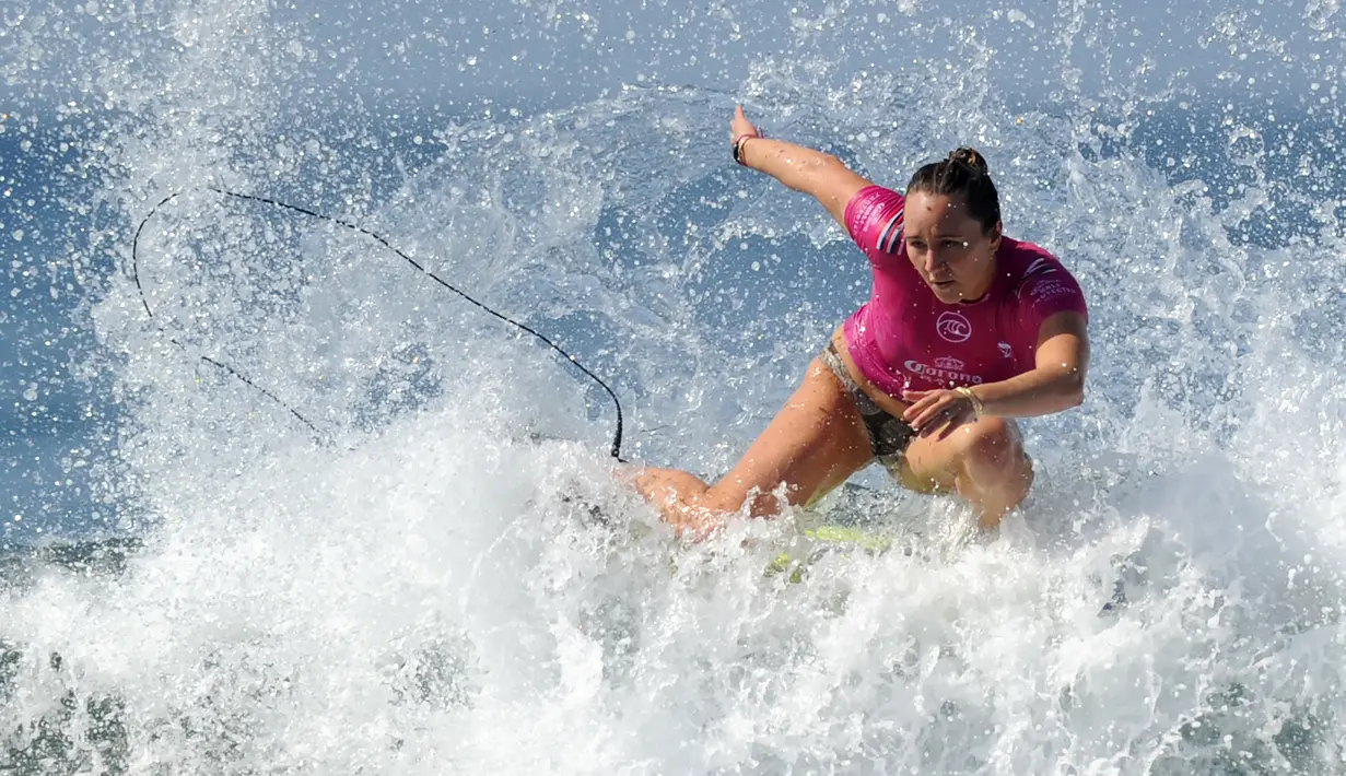 Peselancar Hawaii, Carissa Moore melakukan manuver di atas ombak sehari menjelang kejuaraan dunia surfing dari Liga Selancar Dunia (World Surf League) di Pantai Keramas, Gianyar, Bali, Minggu (12/5/2019). Kejuaraan itu bakal diikuti oleh 37 surfer putra dan 19 surfer putri. (SONNY TUMBELAKA/AFP)