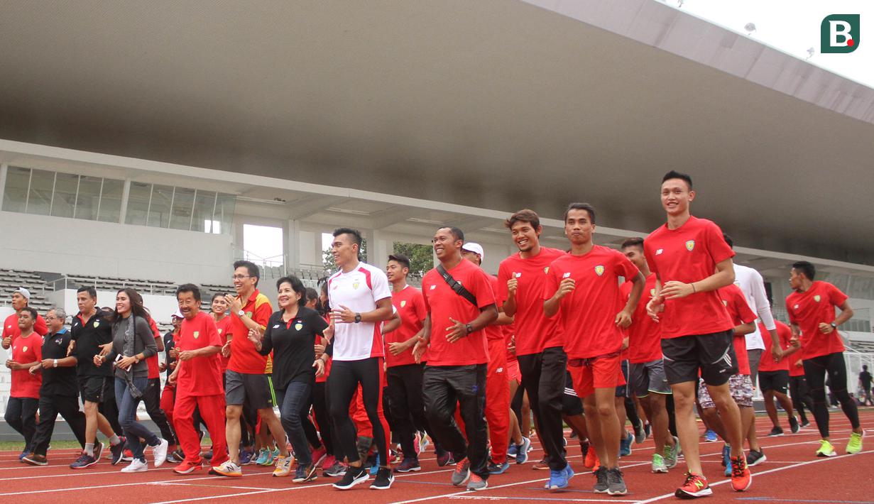 Para atlet atletik berlari bersama saat membuka latihan perdana di Stadion Madya Senayan, Jakarta, Selasa (13/3/2018). Pelatnas Asian Games 2018 PB PASI kembali dipusatkan di Stadion Madya Senayan. (Bola.com/Asprilla Dwi Adha)