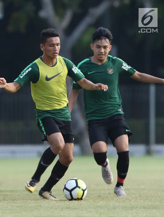 Pemain Indonesia U-19, Witan Sulaeman (kanan) berebut bola dengan rekannya di Lapangan A Kompleks GBK, Jakarta, Rabu (3/10). Latihan ini persiapan penentuan skuat utama Timnas Indonesia di Piala Asia U-19. (Liputan6.com/Helmi Fithriansyah)