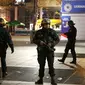 Pihak kepolisian dengan senjata lengkap berjaga akibat tindak terorrisme di sekitar Stadion Stade de France, Prancis, Sabtu (13/11/2015). (Reuters/Benoit Tessier)