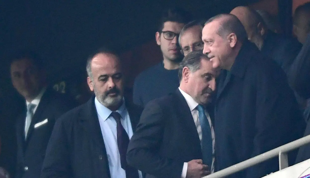 Presiden Turki Recep Tayyip Erdogan (kanan) tiba untuk menyaksikan pertandingan antara Besiktas JK melawan FC Porto pada Grup G Liga Champions di Vodafone Park di Istanbul (21/11). Besiktas dan Porto bermain imbang 1-1. (AFP Photo/Ozan Kose)