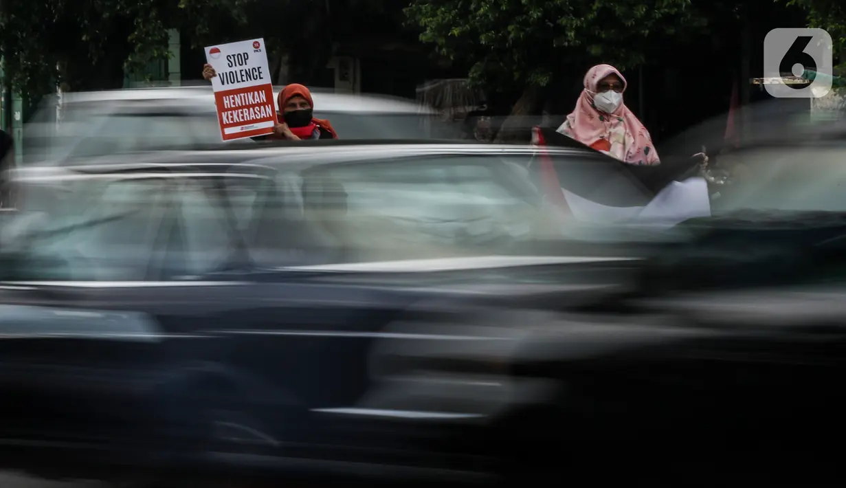 Masyarakat membawa poster dan bendera Palestina di jalan Basuki Rahmat, Jakarta, Kamis (20/5/2020). Aksi masyarakat tersebut untuk mengutuk penyerangan Israel ke Palestina yang telah menyebabkan ratusan korban jiwa. (Liputan6.com/Johan Tallo)