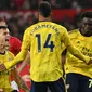 Para pemain Arsenal merayakan gol yang dicetak Pierre-Emerick Aubameyang ke gawang Manchester United pada laga Premier League di Stadion Old Trafford, Manchester, Senin (30/9). Kedua klub bermain imbang 1-1. (AFP/Paul Ellis)