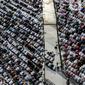 Ribuan umat Islam melaksanakan sholat Id 1 Syawal 1443 Hijriah hingga memenuhi Stadion Jakarta Internasional Stadium, Senin (2/5/2022). Pemerintah Indonesia menetapkan Hari Raya Idul Fitri 1443 Hijriah jatuh pada tanggal 2 Mei 2022. (Liputan6.com/Johan Tallo)