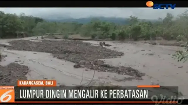 Warga Dinas Bukit Desa Sukadana, Kabupaten Karangasem dikejutkan dengan aliran air berwarna coklat keabuan menyerupai lahar dingin.