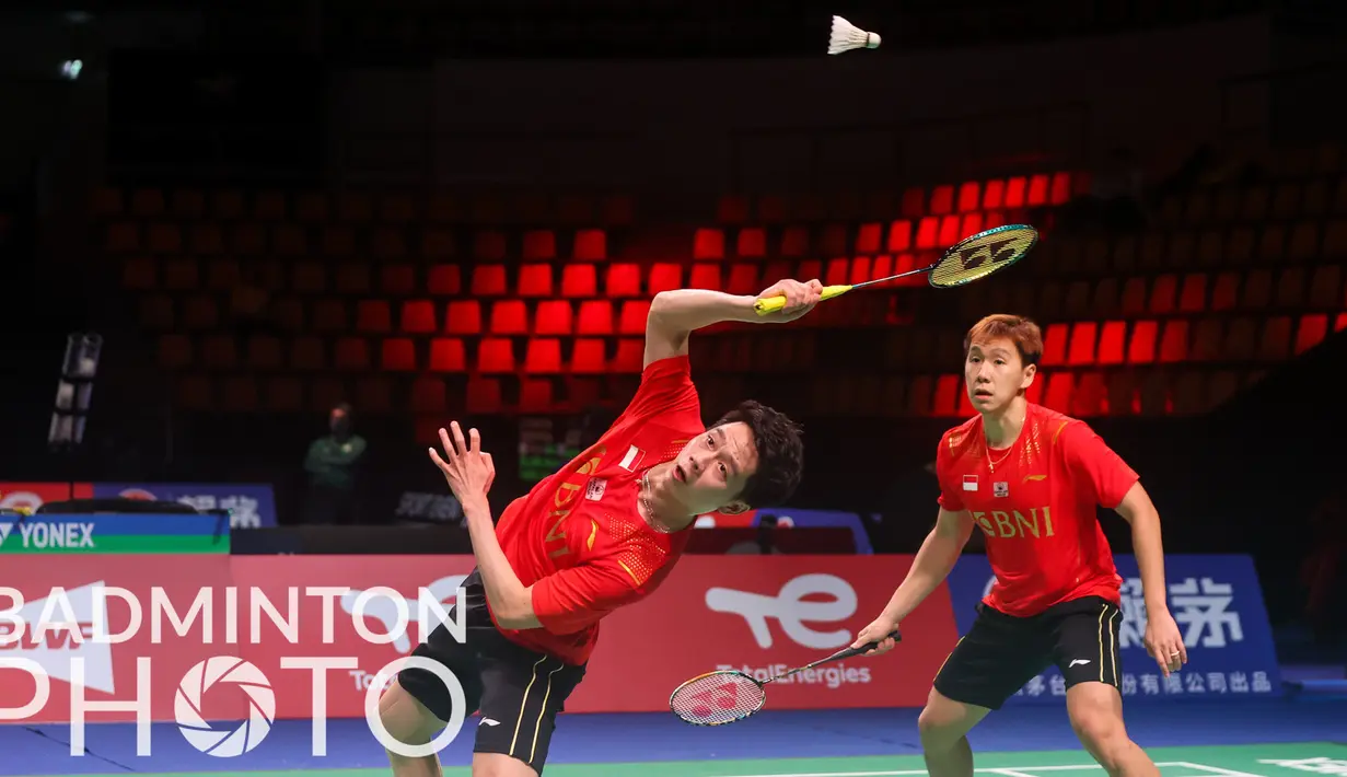 Atlet bulutangkis ganda putra Indonesia, Kevin Sanjaya Sukamuljo dan Marcus Fernaldi Gideon saat tampil melawan wakil Malaysia di ajang Piala Thomas 2020 yang berlangsung di Denmark, Jumat (15/10/2021). (Badminton Photo/Yves Lacroix)
