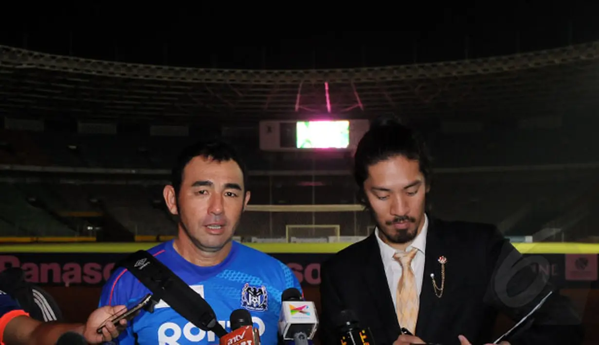 Pelatih Gamba Osaka, Kenta Hasegawa (kiri) memberikan sejumlah pernyataan usai melakukan latihan di Stadion GBK Jakarta, Jumat (23/1/2015). Gamba Osaka akan melakukan uji coba melawan Persija Jakarta pada Sabtu (24/1). (Liputan6.com/Helmi Fithriansyah)