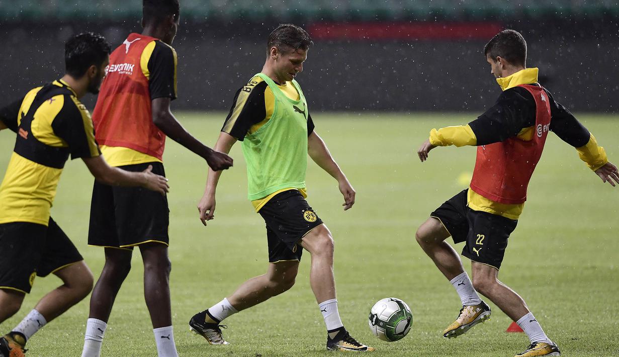 Para pemain Dortmund melakukan latihan ringan di Guangdong, Cina, Senin (17/7/2017). Dortmund akan menghadapi AC Milan pada laga International Champions Cup. (AFP)