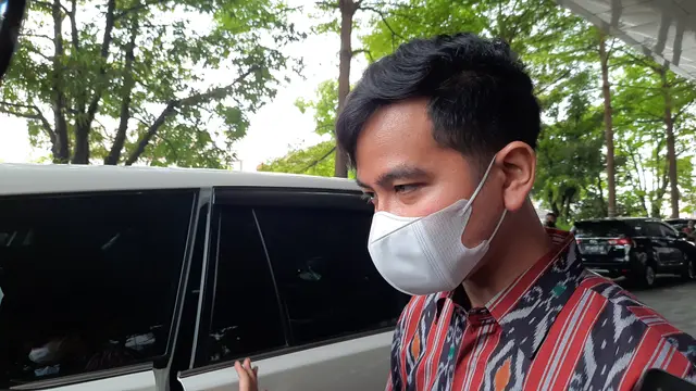 Wali Kota Solo Gibran Rakabuming Raka Pakai Masker