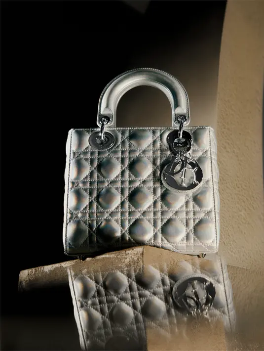 Serta tas Lady DIor yang bersnar dalam kulit warna-warni. Tersedia dalam tiga variasi, gold, gold pink, dan silver. Diselingi dengan detail tone-on-tone. Sedangkan Lady D-Joy hadir dalam versi yang dihiasi dengan garis grafis dari Diamond Cannage metalik. [Foto: Dok. Dior]