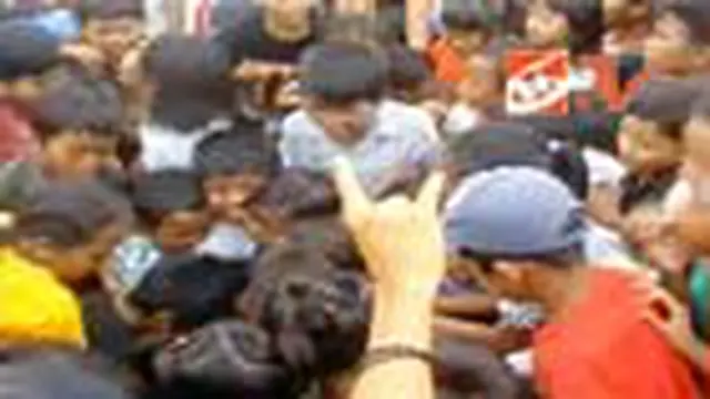 Siswa SDN Banyubiru Berebut Biskuit