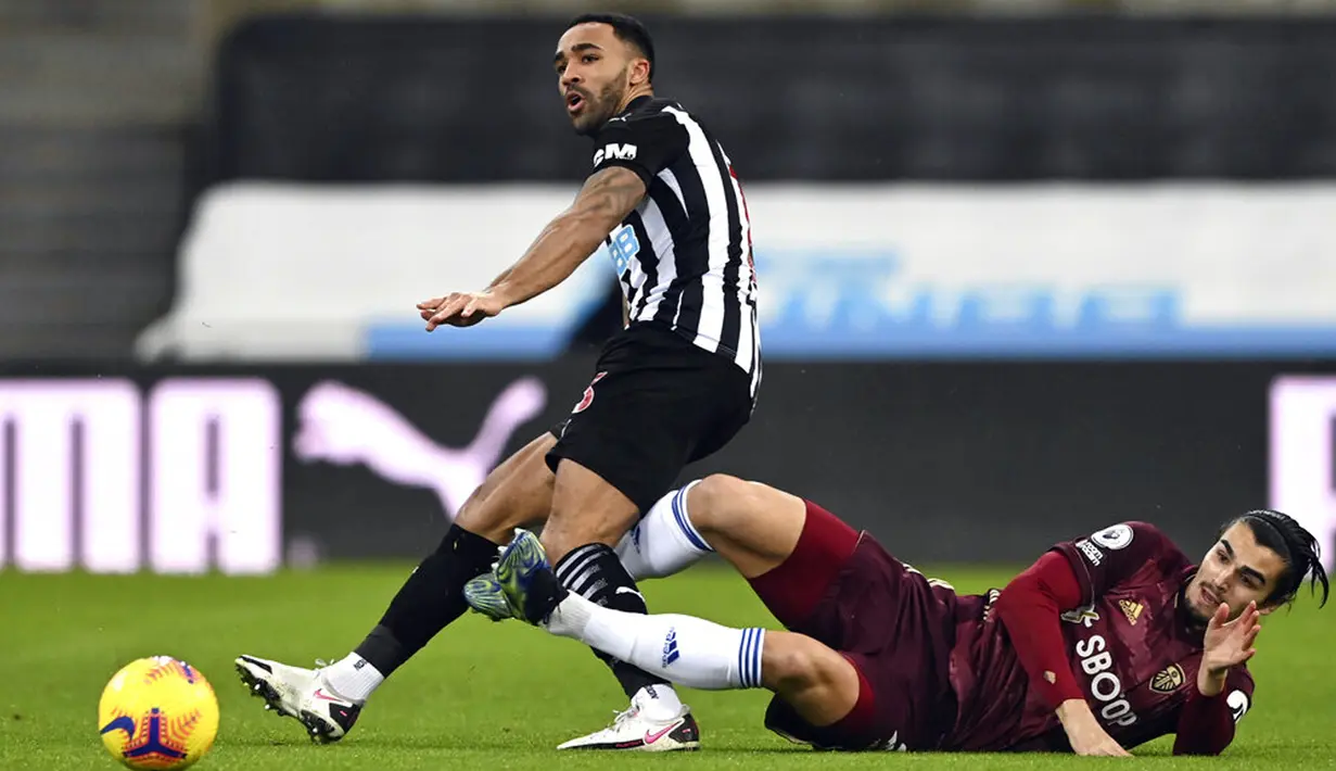 Pemain Leeds United Pascal Struijk (kanan) menangani pemain Newcastle United Callum Wilson pada pertandingan Liga Inggris di St. James Park, Newcastle, Inggris, Selasa (26/1/2021). Newcastle United menang 2-1 atas Leeds United. (Stu Forster/Pool via AP)