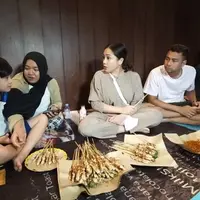 Rafathar diajak makan di pinggir jalan oleh Nagita Slavina dan Raffi Ahmad (YouTube - Rans Entertainment)