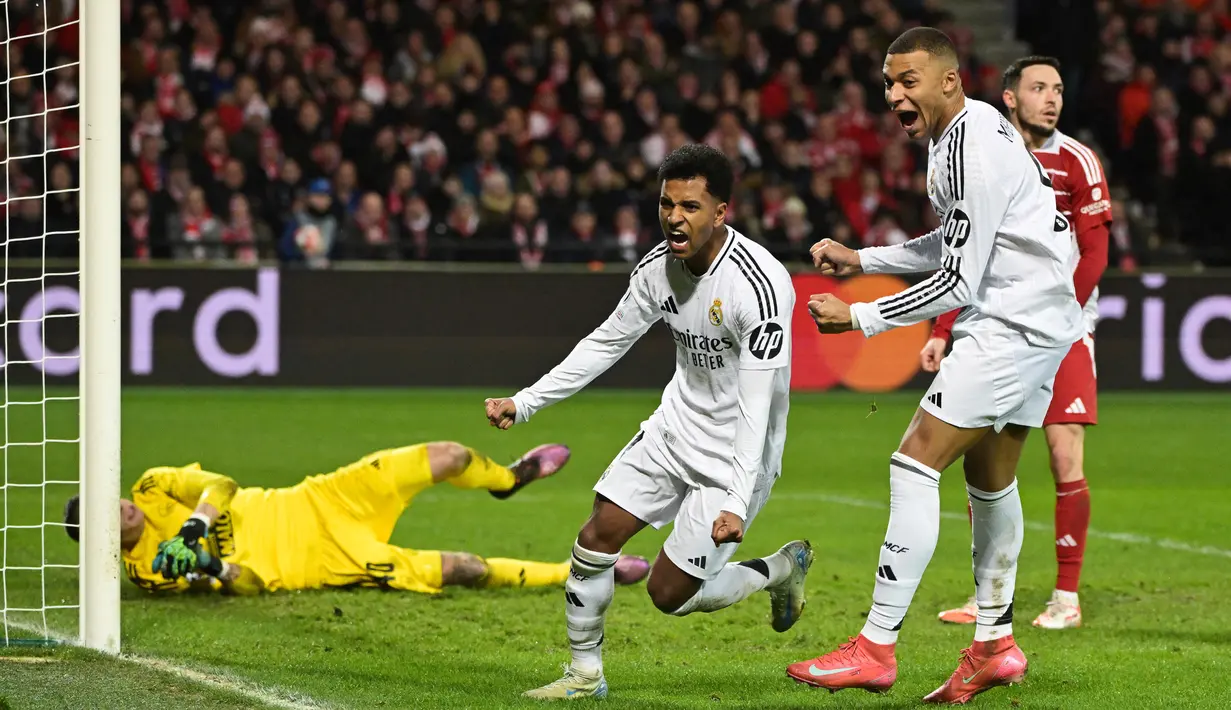 Laga kedua tim berlangsung cukup sengit. Pada menit ke-27, Rodrygo membuka keunggulan Real Madrid atas Brest. (Damien MEYER/AFP)
