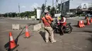 Petugas berjaga di salah satu pintu masuk saat penutupan sementara Taman Impian Jaya Ancol, Jakarta, Minggu (16/5/2021). Penutupan Ancol berdampak pada sepinya pedagang makanan dan minuman di luar area wisata. (merdeka.com/Iqbal S. Nugroho)