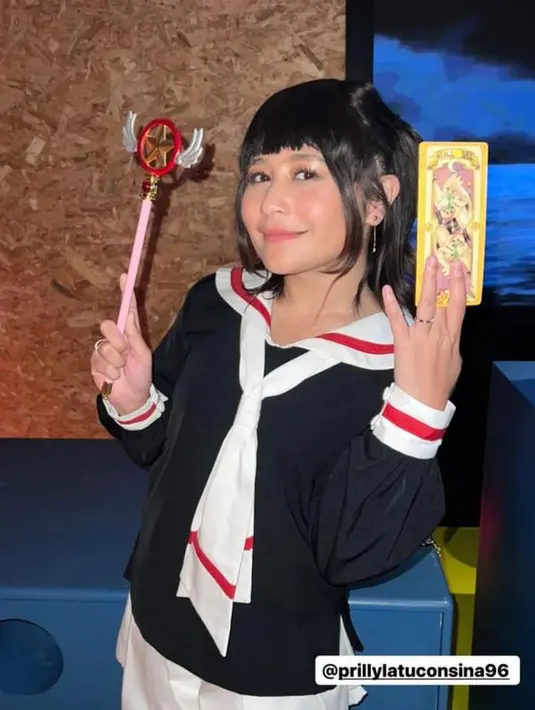 Prilly Latuconsina terlihat manis saat cosplay menjadi Cardcaptor Sakura atau biasa disebut Sakura Si Penangkap Kartu.
