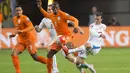 Gelandang Belanda Georginio Wijnaldum (tengah) menahan tendangan dari gelandang Ceko Vladimir Darida di Amsterdam, Belanda, Rabu (14/10/2015). Belanda dipastikan tidak bermain pada Euro 2016 nanti. (REUTERS/Toussaint Kluiters)