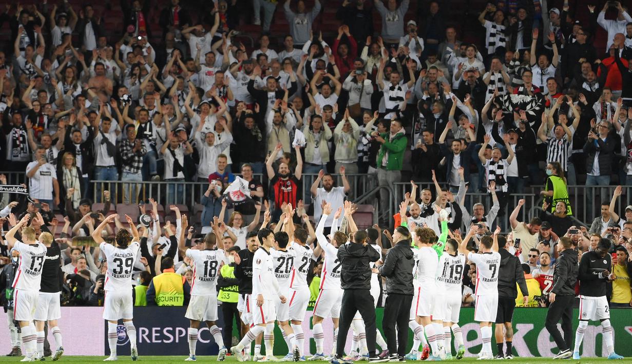 Entah itu mempengaruhi performa Barcelona atau tidak. Pada akhirnya, mereka dipaksa bertekuk lutut oleh wakil Jerman tersebut dengan skor 2-3 dan tersingkir dari Liga Europa musim ini. (AFP/Lluis Gene)