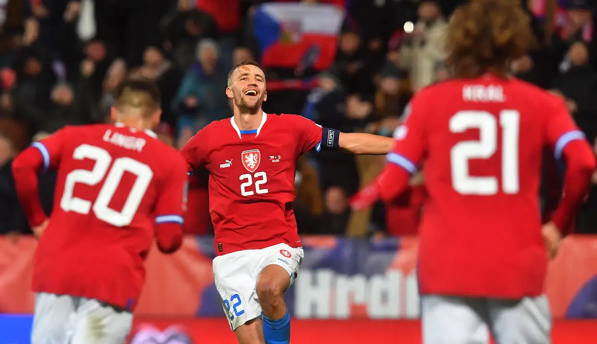 Gelandang West Ham United berusia 29 tahun, Tomas Soucek dipercaya menyandang ban kapten Timnas Republik Ceska pada Euro 2024. Ia diberi kepercayaan menyandang ban kapten Republik Ceska sejak 2021 menggantikan Vladimir Darida yang memutuskan pensiun bersama timnas. Bersama Republik Ceska, Tomas Soucek hingga kini telah mengoleksi 69 caps dengan torehan 12 gol dan 5 assist. (AFP/Michal Cizek)